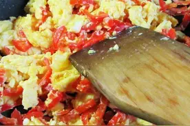 红椒炒鸭蛋，十分钟搞定，最适合上班族图片
