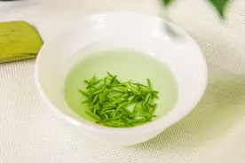 绿茶冲泡时要不要洗？为何绿茶洗茶“得不偿失”？听听老茶客咋说图片