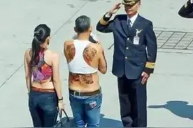 时尚难懂？67岁泰王玛哈衣品跑偏，高腰背心低腰裤比王后还妩媚图片