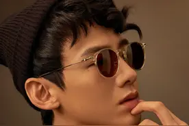 时尚弄潮儿白敬亭上线，酷帅工装眼神杀，变身狼系男友图片