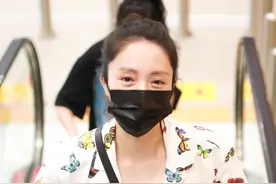 董璇现身机场，一袭碎花上衣造型满分，素颜的样子有些憔悴图片
