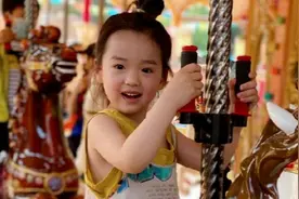 董璇女儿小酒窝基因太好了，黄色背心叠穿吊带裙，丸子头太惹人爱图片