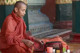 缅甸僧侣十分高贵，违法了警察也不能管！疫情把他们打回原形图片