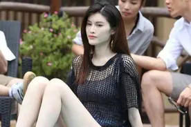 何穗心真大！穿透视上衣配短裤还直接坐地上，架起双腿也不怕走光图片