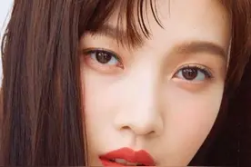 Joy朴秀荣杂志照释出，穿白色吊带上衣秀锁骨，清纯美丽图片