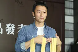 公开撒狗粮！谢霆锋说王菲从不吃榴莲，害羞得意的小表情太甜了图片
