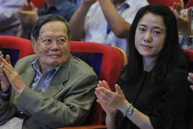 将门之后，才华横溢，原配杜致礼给了杨振宁53年的爱情图片