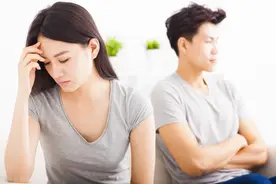 10年爱情长跑换来8个月名存实亡的婚姻，为什么初恋婚姻的结局总是辜负？图片