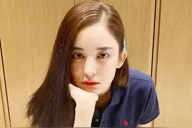 娜扎晒居家美照长发飘飘，脱掉牛仔裤后秒变“细腿精”图片