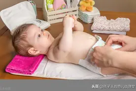 再也不会尴尬了，给宝宝穿纸尿裤有讲究，7个问题解锁家长的麻烦图片