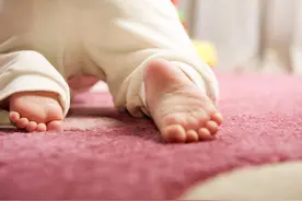 宝宝不会爬行怎么办？如何训练？几个小妙招，让宝宝爬起来图片