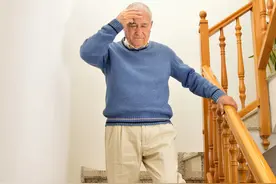 30-50岁男性尿尿需谨慎，一不小心可能晕倒，小便时旁边需有把手图片