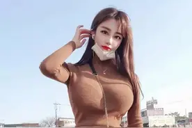 搞笑GIF开心一刻：美女你这衣服不错，就是广告打的太明显了吧！图片