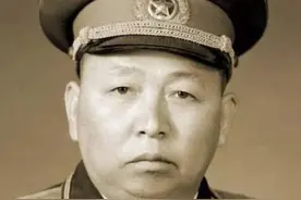 1955年授衔仪式，多位上将走到一名中将前举手敬礼，他是谁？图片