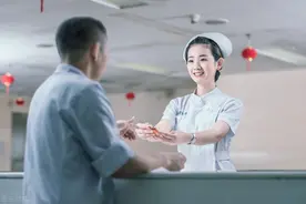 卫校毕业也能当护士，读本科是脑子进水？别人能当院长，你也能？图片