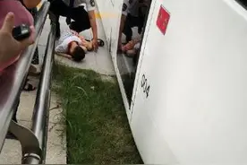 小男孩骑着滑板车，与有轨电车相撞图片