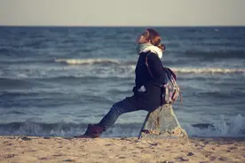 愿你嘴角带笑，月色不染眉梢，眉眼如初，岁月如故图片