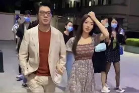 朗朗夫妻逛街被偶遇，路人视角的吉娜热情大方，身材原来这么纤细图片