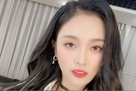 吴宣仪跳舞舔手指引热议！嘉宾表情成亮点，男偶像模仿动作还遭批图片