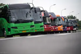 中超前瞻：苏州赛区汽车总动员，大巴司机霸气合影图片