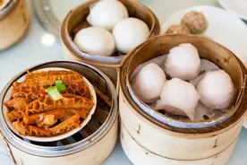 哈尔滨这家包子铺，包子2块钱一个，咬一口油顺着胳膊往下滴图片
