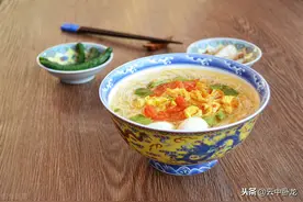 老韩讲了一个故事：跌鸡蛋下挂面图片