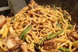 豆角焖面不会做？这里有技巧，好吃又过瘾图片