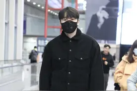 李荣浩这么穿还挺酷，羊羔夹克配西裤保暖又沉稳，人更man不少图片