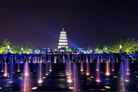 大雁塔北广场有着亚洲最大的喷泉广场，夜晚喷泉引人入胜图片