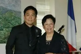 丈夫嗜赌如命致妻离子散，儿子坐拥5亿不生子，梁朝伟母亲的遗憾图片
