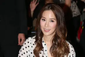 千亿媳妇徐子淇真是“富贵相”，穿衬衫配百褶裙，挡不住阔太气质图片