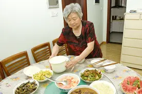 小学生优秀作文：令人敬佩的奶奶图片
