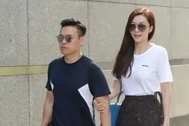 熊黛林老公真有霸总范，穿T恤搭短裤高大帅气，陪老婆逛街好贴心图片