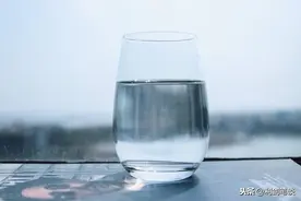 生活就是一杯白开水，无色无味，没有酸甜苦辣，只要解渴就是最好图片
