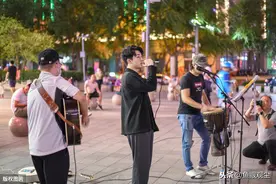山东济南：20多位街头艺人火热开麦，数千市民围观图片