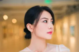 高圆圆哪里像中年人，衣服又透又露，搭配深灰色长裤优雅迷人图片