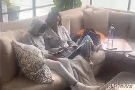 詹皇宅家生活安逸！妻儿人手1部iPad,无人搭理他，晚上全家看恐怖片图片