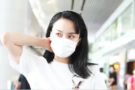黄玲亮相北京机场，衣着性感清新甜美，一举一动娇俏可爱婀娜多姿图片
