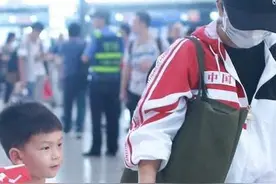 何洁又双双叒叕胖了？光腿带儿子走机场，不惧五五身材超有自信图片