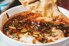 酸汤水饺，超开胃懒人饭，做法简单，冻饺子10分钟就做好的美食图片