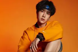 王一博＆易烊千玺：爱豆现场示范“鞋服合一”满分搭配图片
