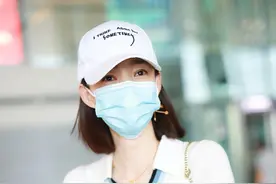 王丽坤现身机场，穿白色针织半袖秀小蛮腰，笑眼弯弯十分甜美图片