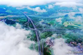 浙江台州：航拍云雾中的高速枢纽，若隐若现宛如巨龙图片