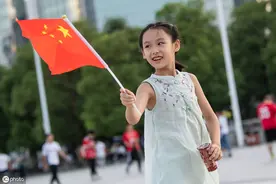 广州恒大淘宝场外可爱小球迷手拿国旗，美女勇士球迷为其点赞图片