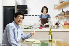 嫁给“老男人”后，婚后生活怎么样？两个女人说出了亲身经历图片