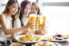 天气渐暖喝啤酒，为何总想上厕所且容易感觉口渴？是不是肾有问题图片