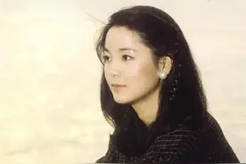 80年代邓丽君演唱会后台，自行补妆，没有助理帮忙 没有保镖护送图片