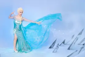 因喜欢娃娃被欺负 澳大利亚男童获爸爸力挺扮《冰雪奇缘》女主图片