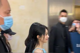 赵丽颖又冲上热搜榜，穿水蓝镂空裙小腰成亮点，9100腕表真显气质图片