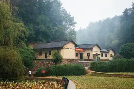 俗语：“雨淋新坟出贵人，雨打棺材各半边”，啥意思？看完明白了图片